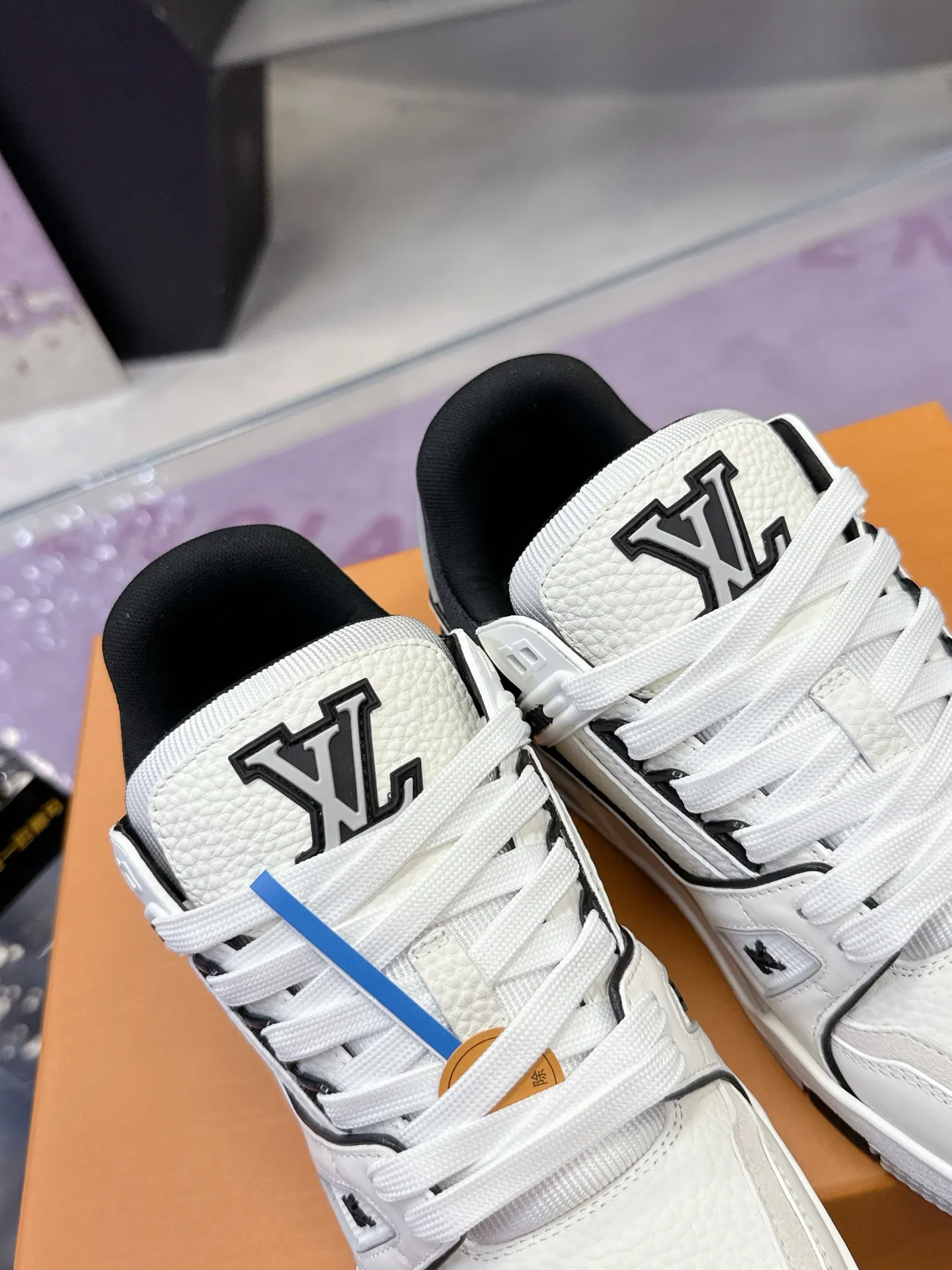 Factory price: 760💰 (latest color) This LV Trainer sneaker is made of grained cow leather, and uses vibrant colors to pay tribute to Virgil Abloh’s original classic inspired by retro basketball shoes. The upper is embellished with rubber LV letters and Vuitton logo, and the outsole is decorated with Monogram flowers. Exquisite packaging at the delivery counter🛍📦 ▪️Fabrics: Original customized first-layer cowhide ▪️Inner lining: Original customized breathable mesh lining ▪️Outsole: Original molded two-color TPU combination outsole ▪️Sole thickness: 3CM ▪️Size: Women's 35-40 Men's 38-46